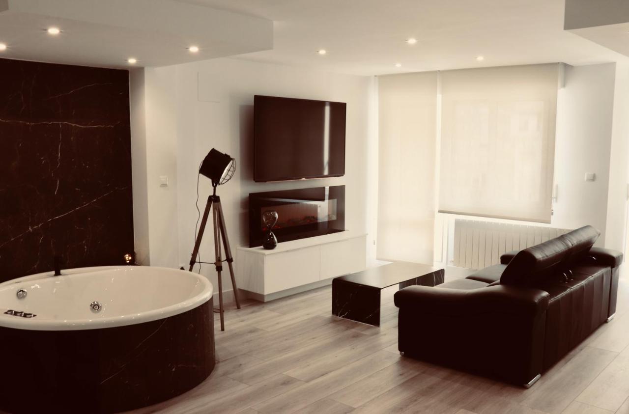 Black And White Suitte "Plaza" Noja Exterior photo
